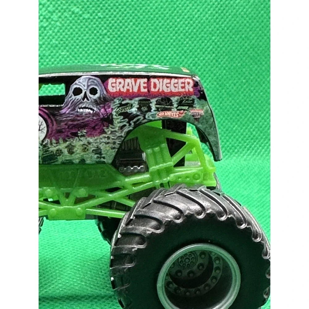 Hot Wheels Grave Digger 1:64 Monster Jam Monster Trucks Die cast Unknown Series